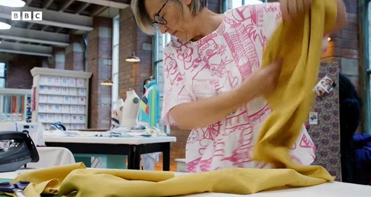 watch-The-Great-British-Sewing-Bee-in-Ireland-on-smartphone-10