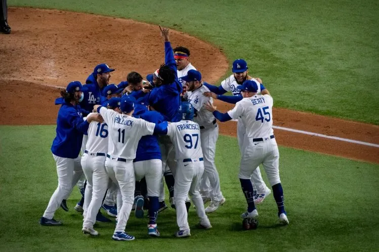 HTW-MLB-in-ireland-dogers-1.webp 